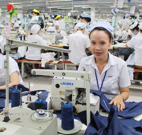 Lần đầu tiên nhận “Bông hồng năng suất”, chị Nhi có thêm động lực phấn đấu tốt hơn.