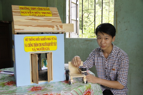 Em Trung giới thiệu mô hình “Hệ thống điều khiển nhà từ xa và chống trộm dành cho người khuyết tật và người già”.