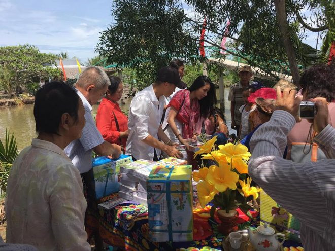 Trong ngày khánh thành cầu, Thủy Tiên và Công Vinh còn mang nhiều phần quà gồm sách, vở, quần áo... dành tặng các em học trò nghèo.