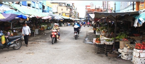 Việc đầu tư, xây dựng chợ trên địa bàn thành phố thời gian qua chưa đáp ứng nhu cầu kinh doanh của tiểu thương. Trong ảnh: Sau nhiều năm, nhiều lần di dời, chợ trái cây vẫn ở… lòng đường.