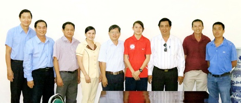 Ông Hồ Bạch Long (thứ ba bên phải) trong buổi gặp mặt hỗ trợ cho kình ngư Nguyễn Lê Phương Thảo (áo đỏ)