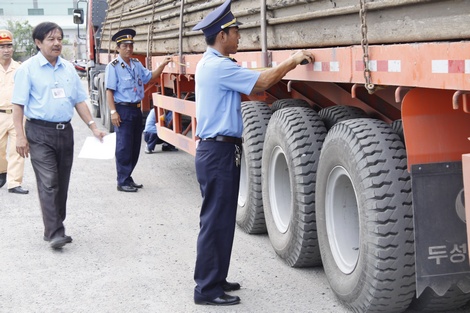 Phó Chủ tịch UBND tỉnh- Trần Hoàng Tựu chỉ đạo tiếp tục siết chặt quản lý hoạt động vận tải và kiểm soát tải trọng phương tiện.