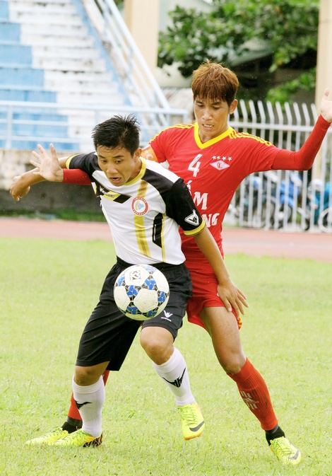 Pha tranh bóng của Vàng Lộc Tài (áo trắng) trước Gốm Cửu Long, trong trận thắng 8-2.