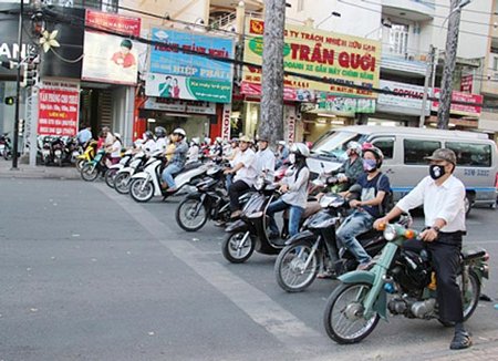 Từ ngày 1/8, người điều khiển các phương tiện giao thông vượt đèn vàng sẽ bị xử phạt. Ảnh: T.L