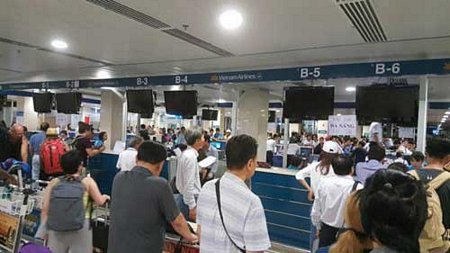 Màn hình sân bay Tân Sơn Nhân phải tắt sau cuộc tấn công của tin tặc chiều 29/7. Ảnh: Facebook