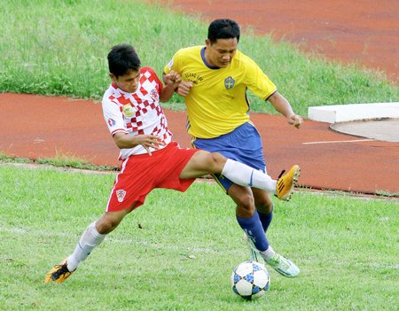 Pha tranh bóng của đội Vũng Liêm (áo vàng) trước đội NPP Bia Kim Ngọc, trong trận thắng 5-1.