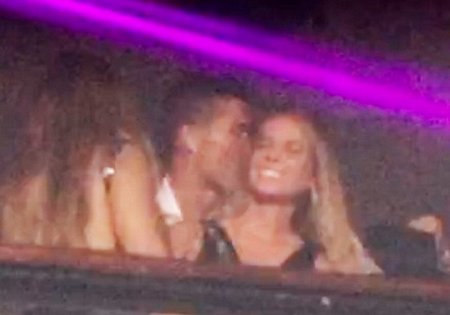 Ronaldo có cử chỉ thân mặt với người đẹp tóc vàng tại hộp đêm ở Ibiza