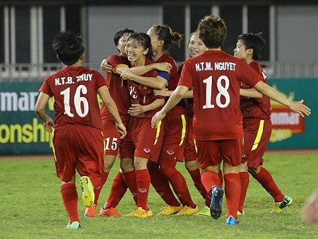 Chiến thắng trước đối thủ nhiều duyên nợ như Thái Lan đem lại sự hưng phấn rất lớn cho các cô gái áo đỏ.Ảnh: MMF