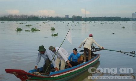 Đội vớt thi thể T. - Ảnh: Kim Oanh