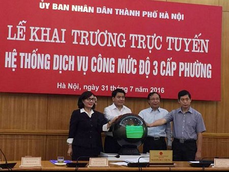 Lễ khai trương dịch vụ công trực tuyến mức độ 3 cấp phường ở Hà Nội. Ảnh: MT.