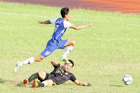  Duy Tâm (Vàng Lộc Tài, áo xanh) đang dẫn đầu giải Vua phá lưới với 11 bàn thắng.