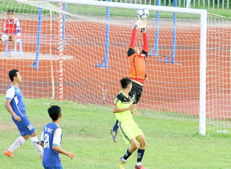 TM Thành Quý (1) vững chắc trong khung thành của đội Vàng Lộc Tài trong trận thắng Mang Thít 2-0.