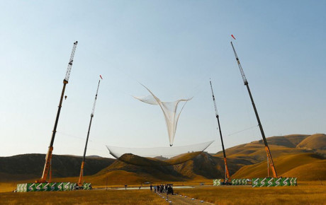 Ông Luke nhảy khỏi máy bay ở độ cao 7.620m và chạm đất an toàn ở thung lũng Simi, California. (Nguồn: CCTVNews)