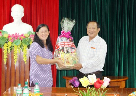 Bà Nguyễn Thị Hồng Thư- Phó Chủ tịch Thường trực Hội Nhà báo tỉnh tặng hoa chúc mừng Trưởng Ban Tuyên giáo Tỉnh ủy Nguyễn Bách Khoa