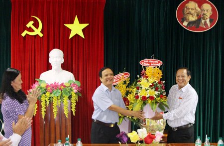  Ông Phạm Hoàng Khải- Tổng Biên tập Báo Vĩnh Long tặng hoa chúc mừng Trưởng Ban Tuyên giáo Tỉnh ủy Nguyễn Bách Khoa