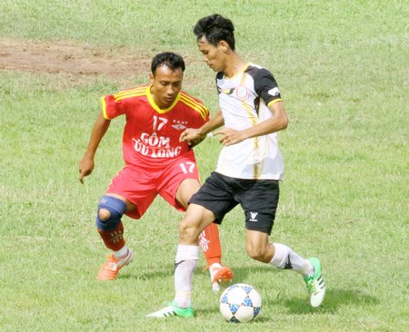 Nhà “dội bom” Duy Tâm (15, Vàng Lộc Tài- áo trắng), đang dẫn đầu giải Vua phá lưới với 11 bàn thắng.