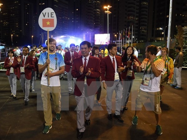 Đoàn Thể thao Việt Nam tham dự Olympic 2016 được chào đón trước Lễ thượng cờ tại Làng Olympic ở Rio de Janeiro, Brazil ngày 1/8. (Ảnh: AFP/TTXVN)