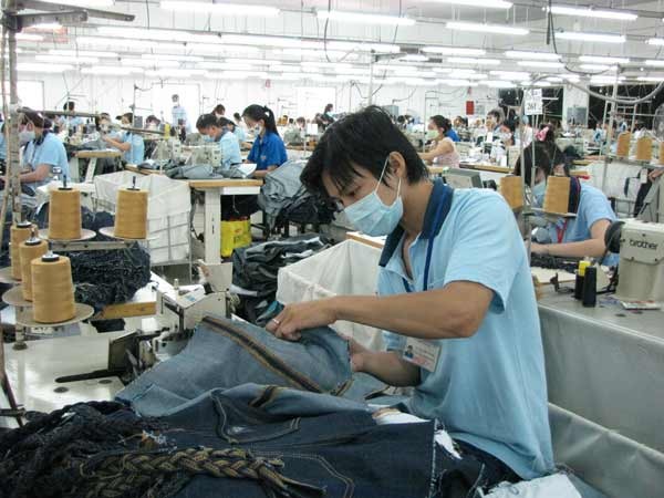 Lương tối thiểu của người lao động sẽ tăng thêm 213.000 đồng vào năm 2017. Ảnh minh họa: Mỹ Hạnh