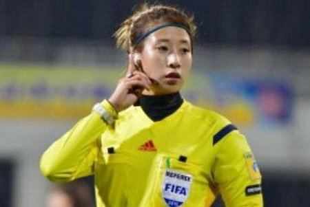  Trọng tài chính người Hàn Quốc Oh Hyeon Jeong.