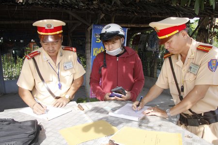 Cảnh sát giao thông kiên quyết xử lý người có nồng độ cồn vượt quá quy định điều khiển phương tiện tham gia giao thông.