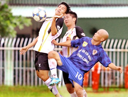 Pha tranh bóng giữa Vàng Lộc Tài (áo trắng) trong trận gặp Bia Kim Ngọc.