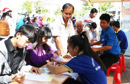 Xét tuyển những ngày đầu đông đúc, ồn ào nhưng trật tự và nhanh chóng.