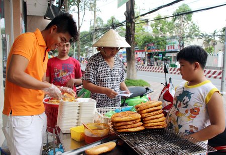 Sức mua giảm nhưng nhờ có thêm món mới, sáng tạo cách chế biến nên bánh mì nướng vẫn còn “giữ nhiệt”.