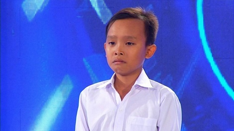 Ngay từ khi mới xuất hiện ở Vietnam Idol Kids, Hồ Văn Cường đã tạo được sự chú ý đặc biệt. Cậu bé 13 có thân hình gầy gò, đen nhẻm, vẻ ngoài rụt rè, nhút nhát nhưng khi cất giọng hát lại rất ngọt ngào, tình cảm và cuốn hút. Giám khảo Isaac phải thú nhận rằng, vẻ ngoài của Cường không liên quan gì tới giọng hát. 