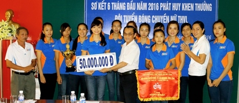 Ông Châu Ngọc Ẩn- Phó Giám đốc Đài Phát thanh- Truyền hình Vĩnh Long trao thưởng cho đội bóng chuyền nữ THVL
