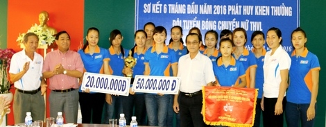 Ông Nguyễn Duy Phong- Giám đốc Công ty CP Bia Sài Gòn Vĩnh Long thưởng cho đội bóng chuyền nữ