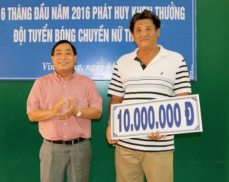 Ông Nguyễn Duy Phong- Giám đốc Công ty CP Bia Sài Gòn Vĩnh Long thưởng đội nam XSKT Vĩnh Long.