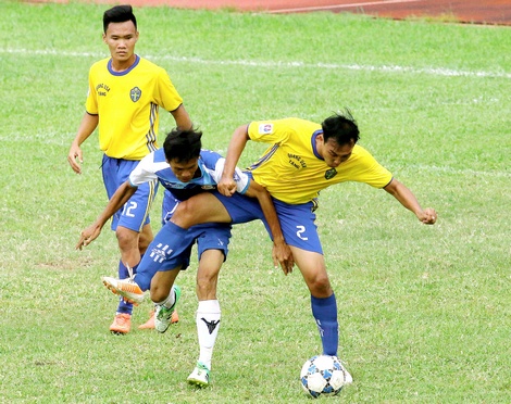 Duy Tâm (15, Vàng Lộc Tài, trái) trong trận thắng Vũng Liêm 2-0.