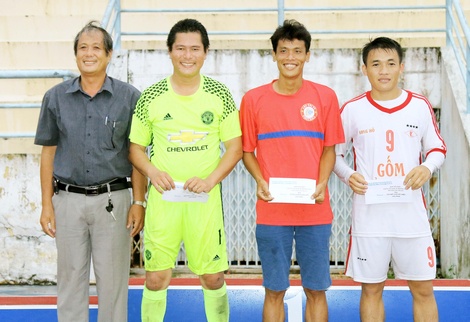  Ông Nguyễn Thanh An- Phó Giám đốc Sở Văn hóa, Thể thao và Du lịch tỉnh trao các phần thưởng cá nhân xuất sắc tại mùa giải 2016.