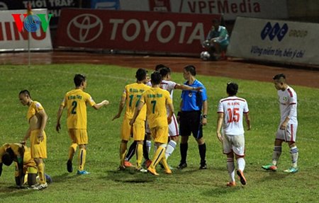 Công tác trọng tài đang là tâm điểm chỉ trích ở V-League 2016. 