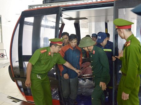  Lực lượng cứu hộ di chuyển thi thể nạn nhân bằng cáp treo. Ảnh: Hương Thu - TTXVN