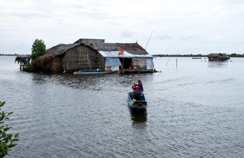 Việc đi lại, giao thương, sinh hoạt của người dân nơi đây chỉ toàn bằng vỏ lãi.