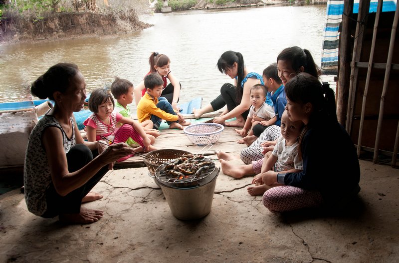  Gia đình ông Hai Tha có 3 thế hệ sống trên đầm này đã qua 30- 40 năm trời.