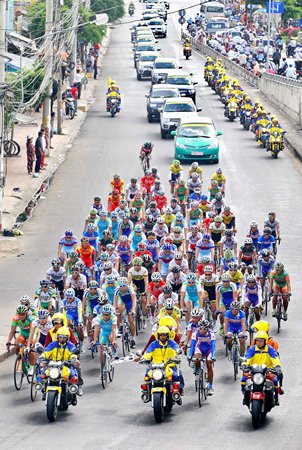Người dân ĐBSCL lại được tận hưởng cuộc tranh tài giải xe đạp nam sắp diễn ra.  