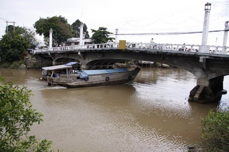  Trụ cầu phía bờ Phường 2 bị sụp phần cánh phải, dầm cầu cũng bị bong tróc bê tông, trơ ra những thanh thép.