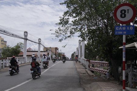 Trước mắt, Sở GTVT xin phép UBND tỉnh hạ tải cầu và cắm thêm biển báo hiệu đường thủy để cảnh báo phương tiện thủy qua lại.