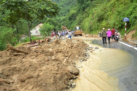 Ách tắc giao thông trên quốc lộ 4D Lào Cai - Lai Châu do sạt lở đất. Ảnh: QUỐC HỒNG