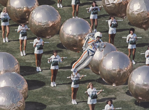 Bill Suitor sử dụng Bell Aerosystems rocket pack (được biết đến với tên gọi là Jet Pack) bay trên sân Los Angeles Memorial Coliseum ở Los Angeles, California trong lễ khai mạc Olympics 1984.