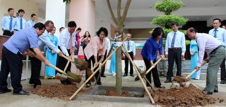 Chủ tịch Quốc hội Nguyễn Thị Kim Ngân và các đồng chí lãnh đạo tỉnh trồng cây lưu niệm tại trường.