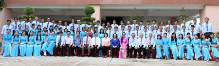  Chủ tịch Quốc hội chụp ảnh lưu niệm với cán bộ, giảng viên Trường ĐH Sư phạm Kỹ thuật Vĩnh Long.