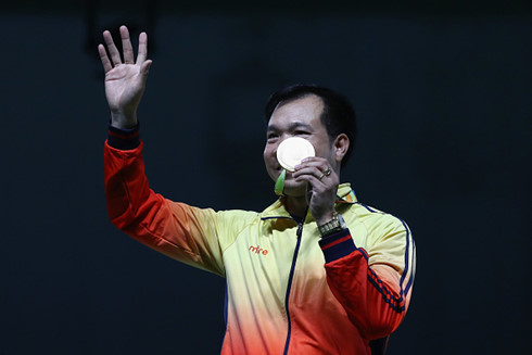 Hoàng Xuân Vinh và chiếc HCV lịch sử ở Olympic Rio. (Ảnh: Getty). 