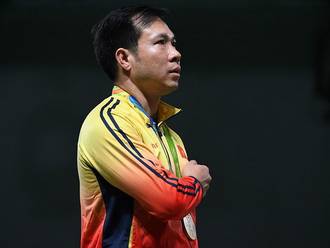 Hoàng Xuân Vinh nghẹn lời khi Quốc ca Việt Nam được cất lên tại đấu trường Olympic.Ảnh: ISSF