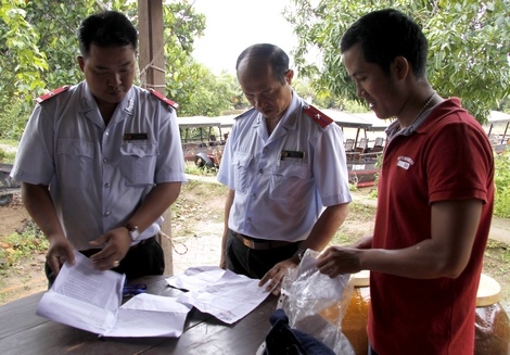 Thanh tra chuyên ngành Sở Văn hóa, Thể thao và Du lịch Vĩnh Long kiểm tra chứng chỉ của hướng dẫn viên du lịch.