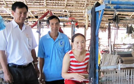 CCB Cao Long Hải (giữa) là 1 trong 4 CCB xuất sắc được chọn biểu dương tại hội nghị toàn quốc.