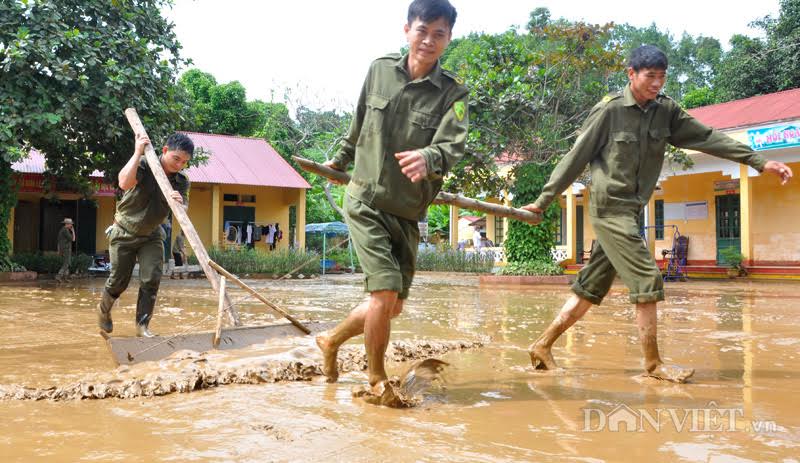 Lực lượng quân sự huyện Bát Xát được huy động đến giúp dân thu dọn, vệ sinh nhà cửa sau mưa lũ lịch sử.