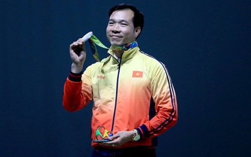 Hoàng Xuân Vinh giành HCB với 191,3 điểm, xếp dưới Jin Jong Oh - người phá kỷ lục Olympic với 193,7 điểm và giành HCV (Ảnh: Getty).